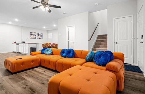 Fort Worth House | Sleeps 12 |Private BRs, WiFi, Kitchen