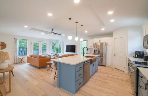 Lakehills House | Sleeps 14 Pool Table 3 King Beds Hot Tub