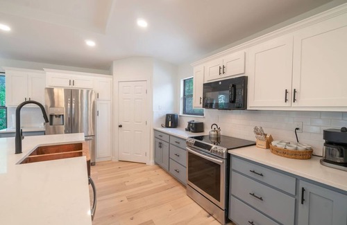 Lakehills House | Sleeps 14 Pool Table 3 King Beds Hot Tub