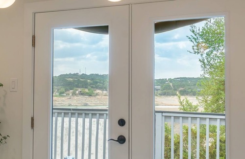 Lakehills House | Sleeps 14 Pool Table 3 King Beds Hot Tub