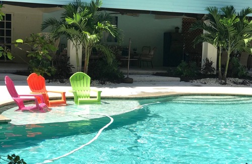 Greenacres House | Sleeps 15! Hidden Bleu Tropical Mansion on Private 1+ Acre! Pool w slide!