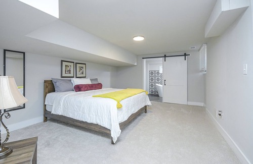 East Point House | Sleeps 16~The Honey Bee Suite II Near ATL Airport