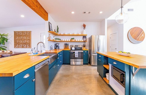 Dripping Springs House | Sleeps 18, Football Fave, Pool, Hot Tub, Fire Pits