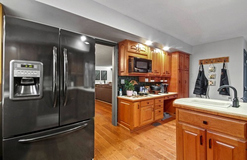 Ashtabula House | Sleeps 18 w/Game Room, 9 min to Geneva Strip, 7 min to Harbor District/Wineries