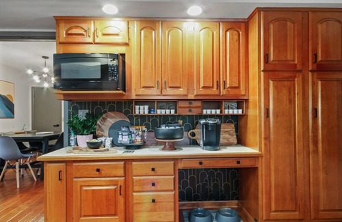 Ashtabula House | Sleeps 18 w/Game Room, 9 min to Geneva Strip, 7 min to Harbor District/Wineries