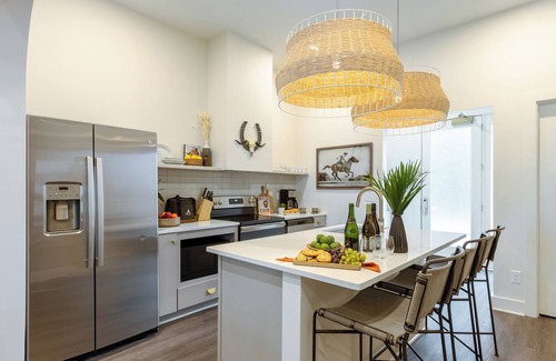 Historic Edgefield House | Sleeps 190 | Entire Hotel Near DT | The Outrider
