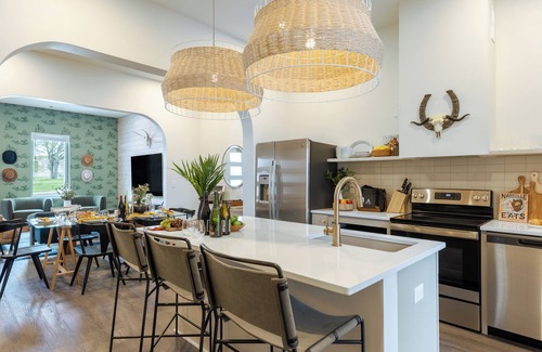 Historic Edgefield House | Sleeps 190 | Entire Hotel Near DT | The Outrider