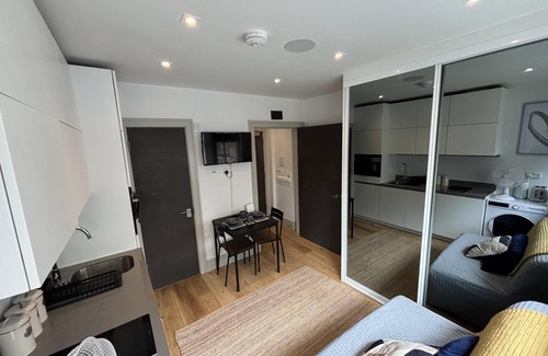 Broad Green Apartment | Sleeps 2 Studio -Central Croydon London -WiFi & Tv