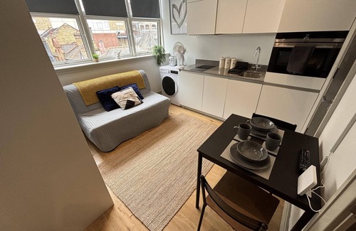 Broad Green Apartment | Sleeps 2 Studio -Central Croydon London -WiFi & Tv