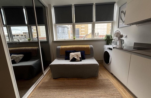 Broad Green Apartment | Sleeps 2 Studio -Central Croydon London -WiFi & Tv