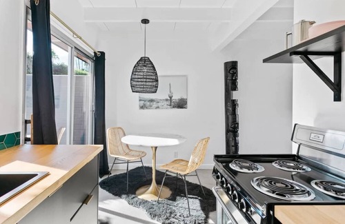 Warm Sands Hotel | Sleeps 22 | Boutique Hotel w/Pool | The Marley