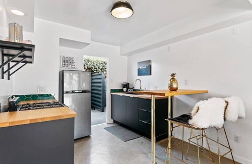 Warm Sands Hotel | Sleeps 22 | Boutique Hotel w/Pool | The Marley