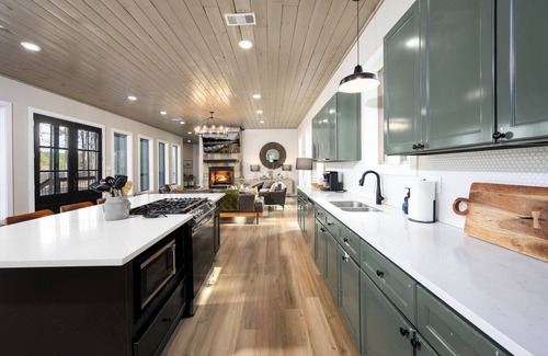 Pickens Cabin | Sleeps 23 Putt Putt Hot Tub Mins From Lake!