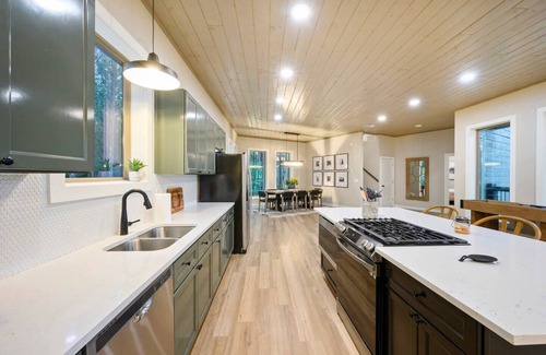 Pickens Cabin | Sleeps 23 Putt Putt Hot Tub Mins From Lake!