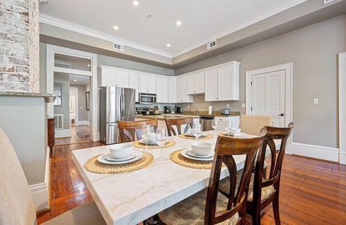 Historic District - North House | Sleeps 26! Walk to River Street, Bars, and Shopping!