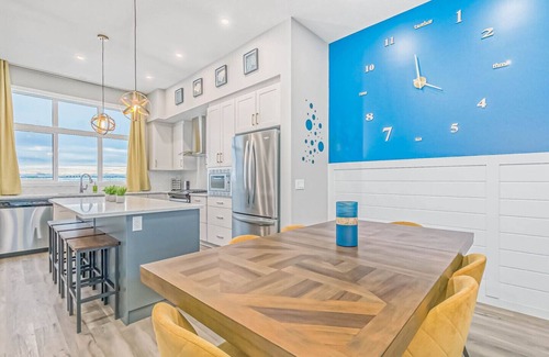 Southeast Calgary House | Sleeps 28~Events~FamilyReunions~4Kitchens~6FamilyRooms~12Bedrooms~9Bathrooms