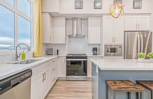 Southeast Calgary House | Sleeps 28~Events~FamilyReunions~4Kitchens~6FamilyRooms~12Bedrooms~9Bathrooms