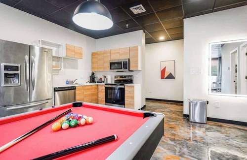 North Oakland Apartment | Sleeps 36 8bd/8ba 7 sofa beds. Big enough!