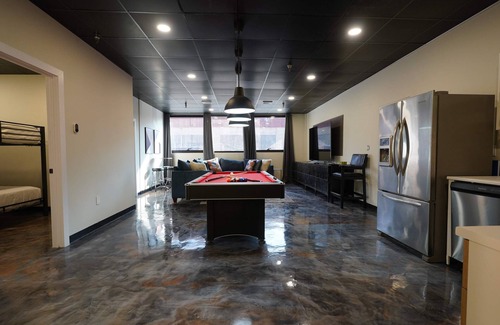 North Oakland Apartment | Sleeps 36 8bd/8ba 7 sofa beds. Big enough!