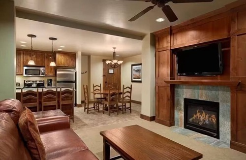 Breckenridge Resort | Sleeps 4- Aug 17-25 2025. Perfect for Wine Classic! Large 1 BR with Full Kitchen