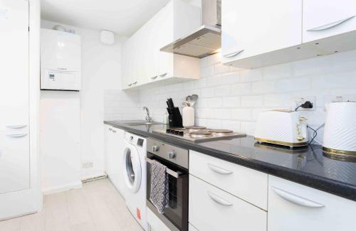 Borehamwood House | Sleeps 4 Monthly Discount WIFI Free Parking