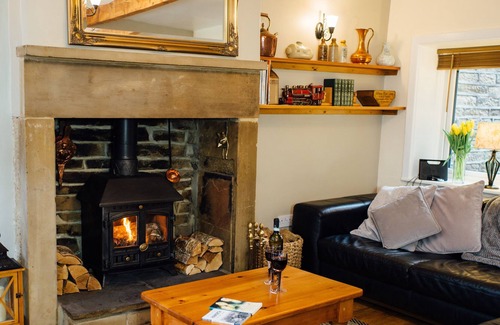 Haworth Cottage | Sleeps 4, Roadside Parking, Garden, Wood Burner, Wifi, 17% weekly discount