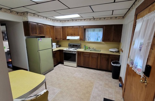 Corry Apartment | Sleeps 4 with private backyard near ski resort