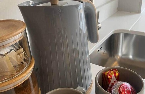 Paisley Apartment | Sleeps 5 Central Spacious above live music pub