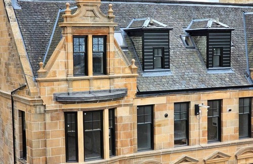 Paisley Apartment | Sleeps 5 Central Spacious above live music pub