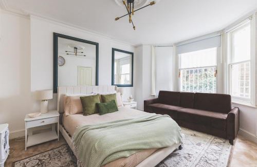 West Kensington Apartment | Sleeps 5! Garden & Parking, 4 Mins To Station, Newly Refurbished!