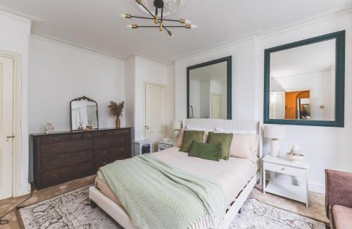 West Kensington Apartment | Sleeps 5! Garden & Parking, 4 Mins To Station, Newly Refurbished!