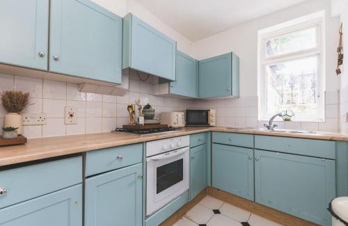 West Kensington Apartment | Sleeps 5! Garden & Parking, 4 Mins To Station, Newly Refurbished!