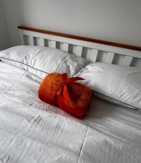 Thamesfield Apartment | Sleeps 6, 1st Floor 2 bed and Bath Flat, with Parking & Games