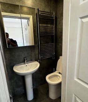 Thamesfield Apartment | Sleeps 6, 1st Floor 2 bed and Bath Flat, with Parking & Games