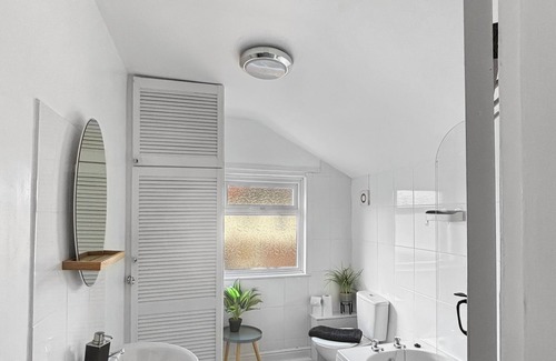 Bottesford House | Sleeps 6 2bed Home with Hot Tub Bottesford Village