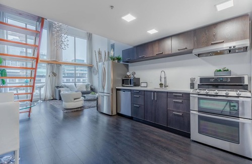 Downtown Vancouver Apartment | Sleeps 6/Beautiful Loft in DT Vancouver