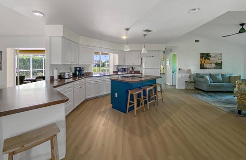 Pebble Beach Villa | Sleeps 6, FULL refund*, Dog ok, heated pool