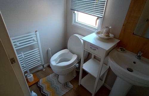 Weymouth Cabin | Sleeps 6, Pets Allowed & Free Parking