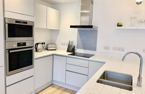Cubert House | Sleeps 8 (6 adults, 2 kids), house & parking & garden, 3 mins drive to beaches