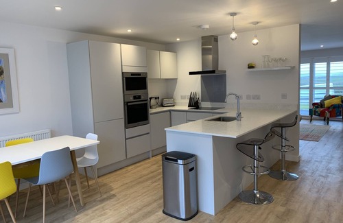 Cubert House | Sleeps 8 (6 adults, 2 kids), house & parking & garden, 3 mins drive to beaches