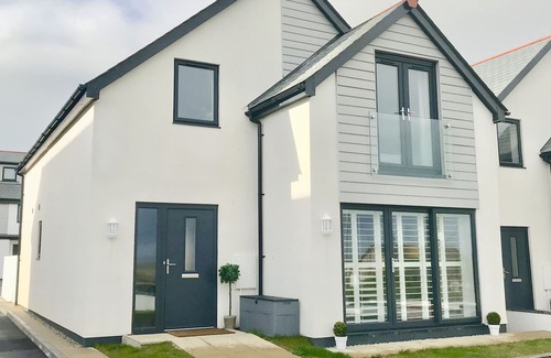 Cubert House | Sleeps 8 (6 adults, 2 kids), house & parking & garden, 3 mins drive to beaches