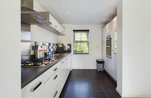 Stafford House | Sleeps6- FamilyFriendly- FreeParking- 3Br