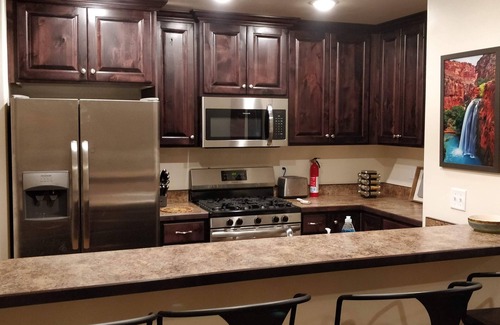 Moab South Valley House | Slickrock Sands - Sleeps 8! Pet/bike friendly.