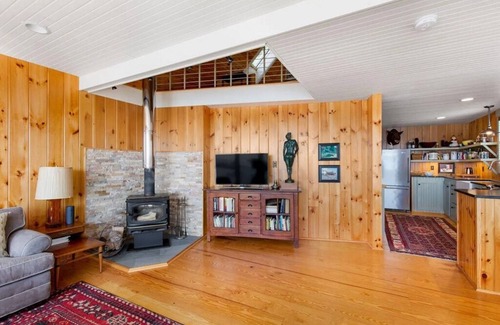 Friendship House | Sloop Days at Naughty Pine, An Oceanfront Retreat