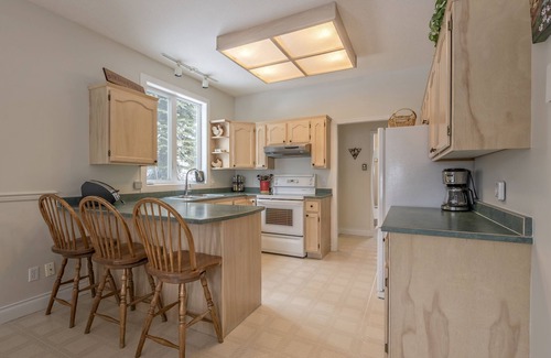 Silver Star Mountain House | Slopeside Chalet Including a Private Suite - Features laundry, BBQ & 2 hot tubs