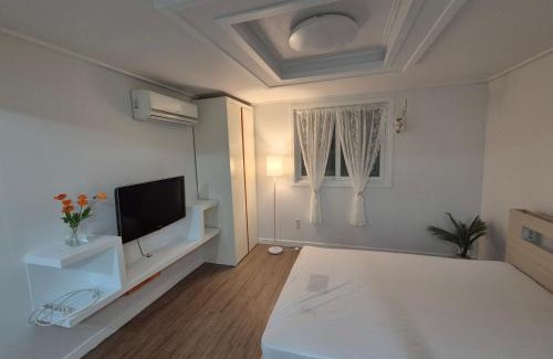 Choryang House | Small and Pretty House Near Busan Station, Pet-friendly, Suitable for 2 People