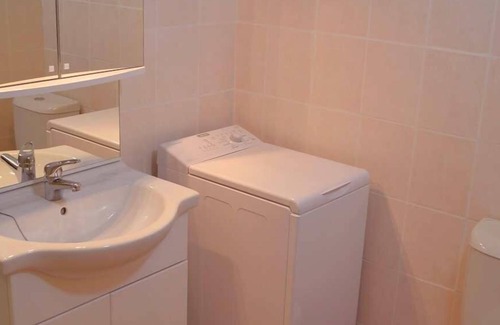 La Roque-sur-Ceze Apartment | Small apartment on the ground floor of a villa
