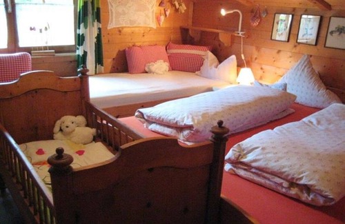 Kleinarl Cabin | Small apartment 2-4 pers, wooden log cabin, cozy, quiet, sunny, close to the center