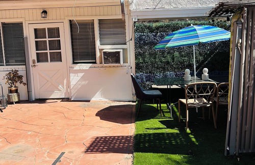 Larchmont Apartment | Small Chic studio with Outdoor Seating Area By West Hollywood With Free WiFi