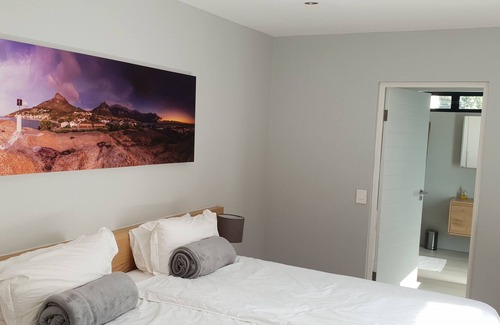 Plumstead Ski Chalet | Small cottage with sep. bedroom, specious bathroom, lounge and open-plan kitchen